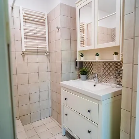 Apartment Heritage Hideaway - City's Architectural Splendor *