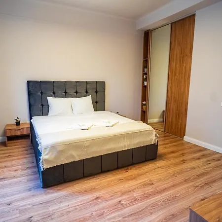 Heritage Hideaway - City's Architectural Splendor Apartment *