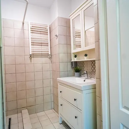 Heritage Hideaway - City's Architectural Splendor Apartment *