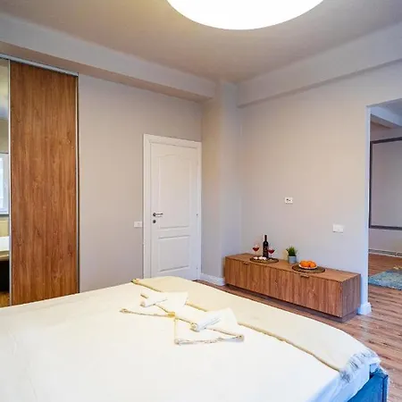 Heritage Hideaway - City's Architectural Splendor Bucharest