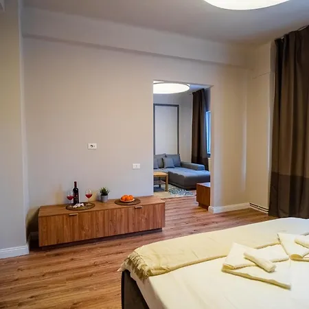 Heritage Hideaway - City's Architectural Splendor Apartment *